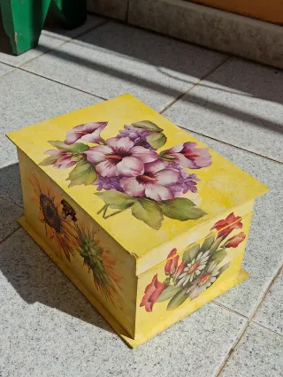 Scatola in legno decorata con fiori