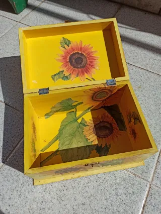 Scatola in legno decorata con fiori