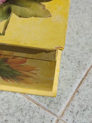 Scatola in legno decorata con fiori