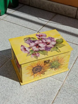 Scatola in legno decorata con fiori