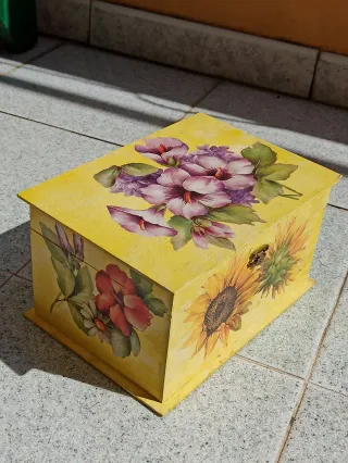 Scatola in legno decorata con fiori