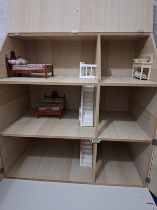 Casa de muñecas rosa con balcón