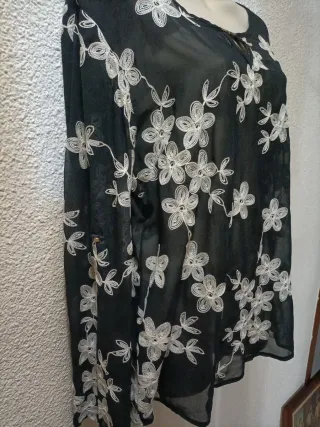 Blusa negra con flores blancas