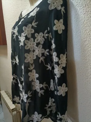 Blusa negra con flores blancas