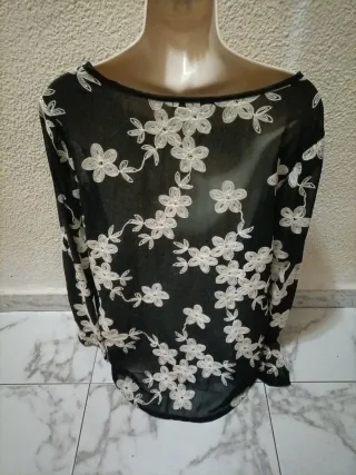Blusa negra con flores blancas