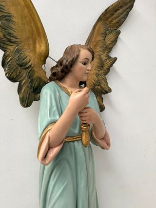 Fantástico Ángel alado de retablo,