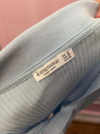 Top Stradivarius azul cuello polo talla M