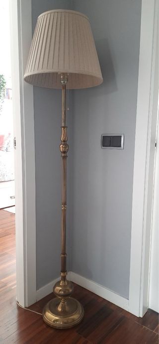 Lámpara de pie dorada y beige