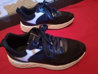 Zapatillas Uterqüe Negras y Blancas