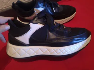 Zapatillas Uterqüe Negras y Blancas