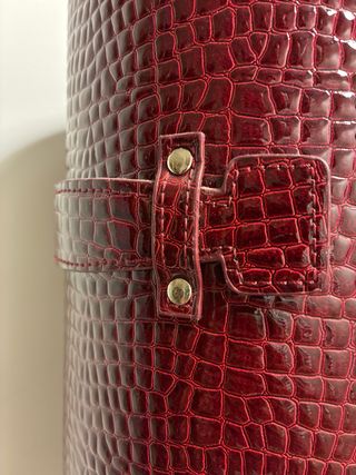 Paragüero de piel rojo con detalle