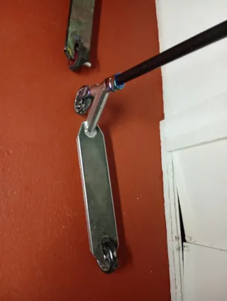 Patinete freestyle negro y rojo marca Oxelo