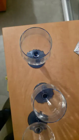 Calici vino blu e trasparenti