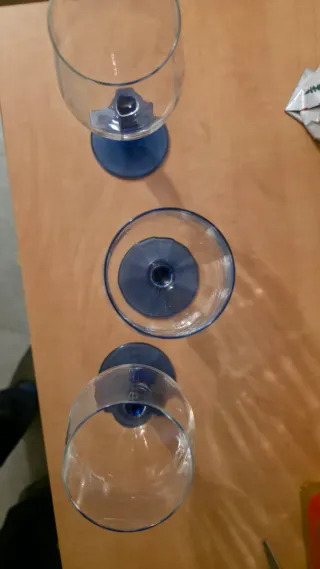 Calici vino blu e trasparenti