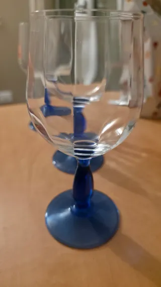 Calici vino blu e trasparenti