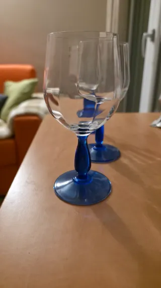 Calici vino blu e trasparenti