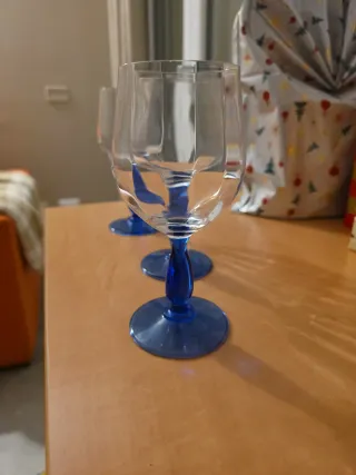 Calici vino blu e trasparenti