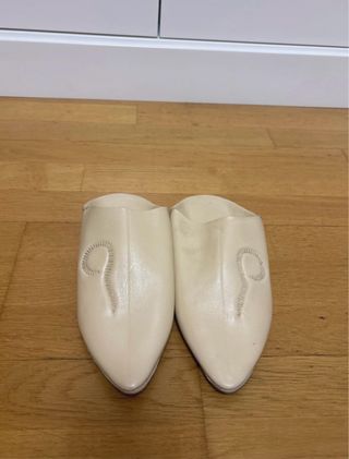 Babuchas de piel blancas