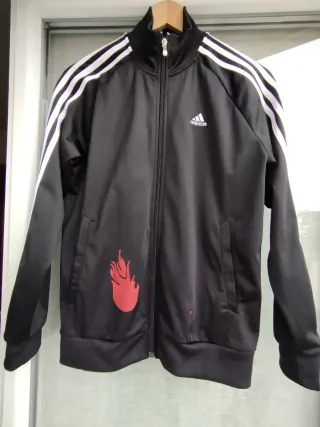 Chaqueta Adidas Negra con Llamas Rojas