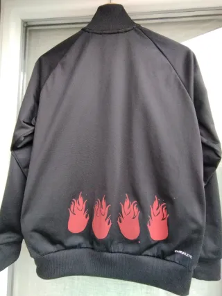 Chaqueta Adidas Negra con Llamas Rojas