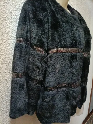 Chaqueta negra abierta