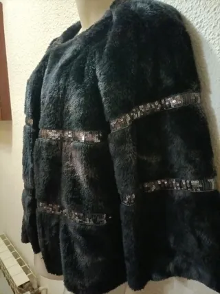 Chaqueta negra abierta