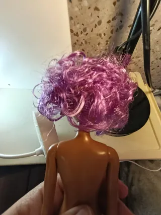 Muñeca Barbie pelo morado