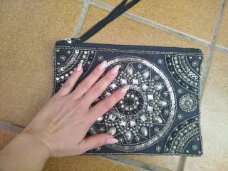 Bolso Dayaday tipo clutch con mandala de pedrería