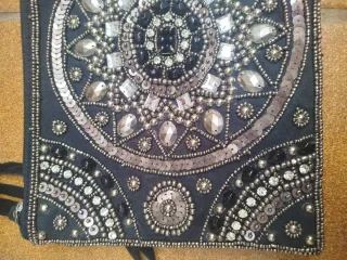 Bolso Dayaday tipo clutch con mandala de pedrería