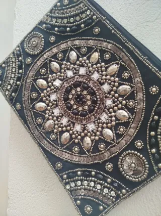 Bolso Dayaday tipo clutch con mandala de pedrería