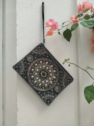 Bolso Dayaday tipo clutch con mandala de pedrería