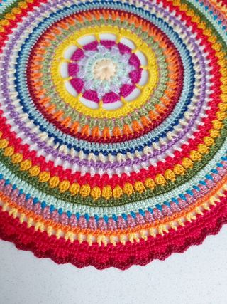 Tapete redondo ganchillo estilo mandala 22 cm. Diá