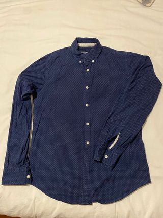 Camisa azul con puntos