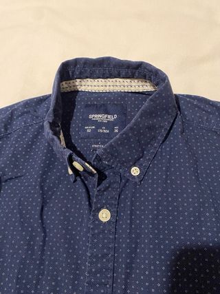 Camisa azul con puntos
