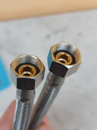 Attacchino flessibile per rubinetto lavabo