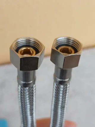 Attacchino flessibile per rubinetto lavabo