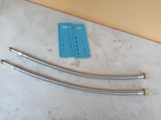 Attacchino flessibile per rubinetto lavabo