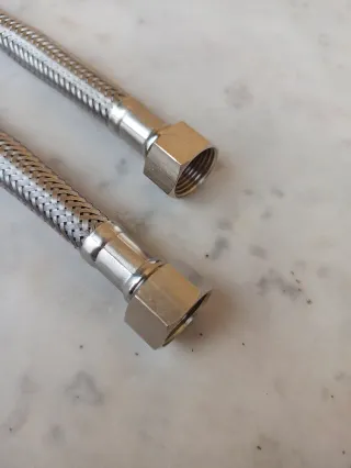 Attacchino flessibile per rubinetto lavabo