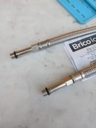 Attacchino flessibile per rubinetto lavabo