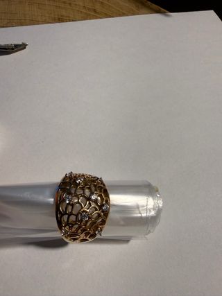 Espectacular sortija dorada con piedras