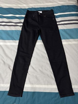 Pantalón pitillo Bershka negro talla 36