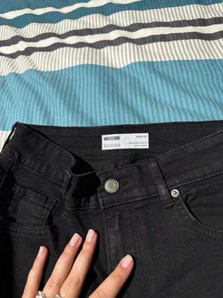 Pantalón pitillo Bershka negro talla 36