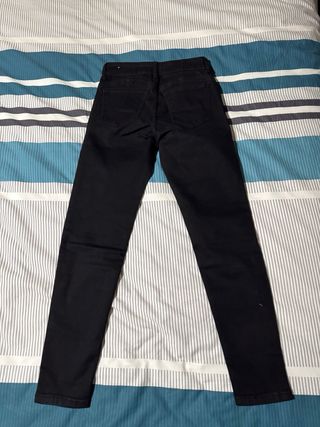 Pantalón pitillo Bershka negro talla 36