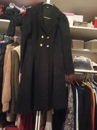 Abrigo negro con detalles dorados