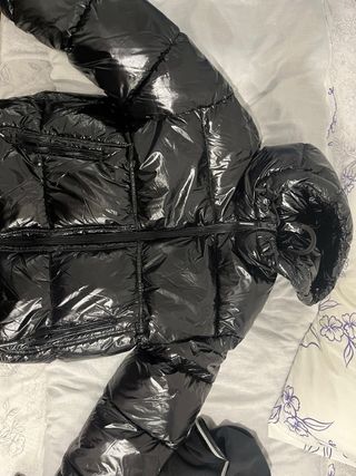 Abrigo Bershka negro brillante Talla S