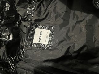 Abrigo Bershka negro brillante Talla S