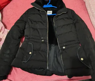 Chaqueta Zara plumífera negra