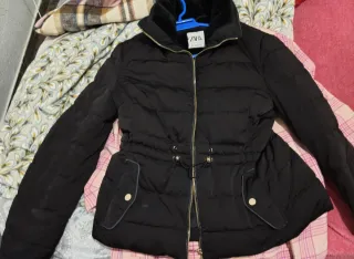 Chaqueta Zara plumífera negra