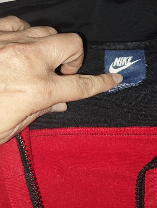 Chaqueta Nike Roja y Negra Talla 12 13 años