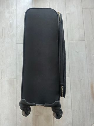 Maleta de viaje negra acolchada